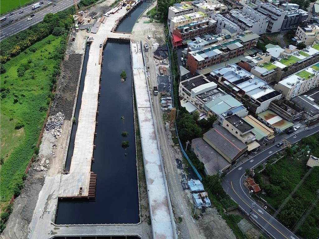 分區段施工的「彰化市大埔截水溝堤岸道路拓寬工程」，工程總經費高達34億元，預計2028年底全線通車。圖／彰化縣政府提供