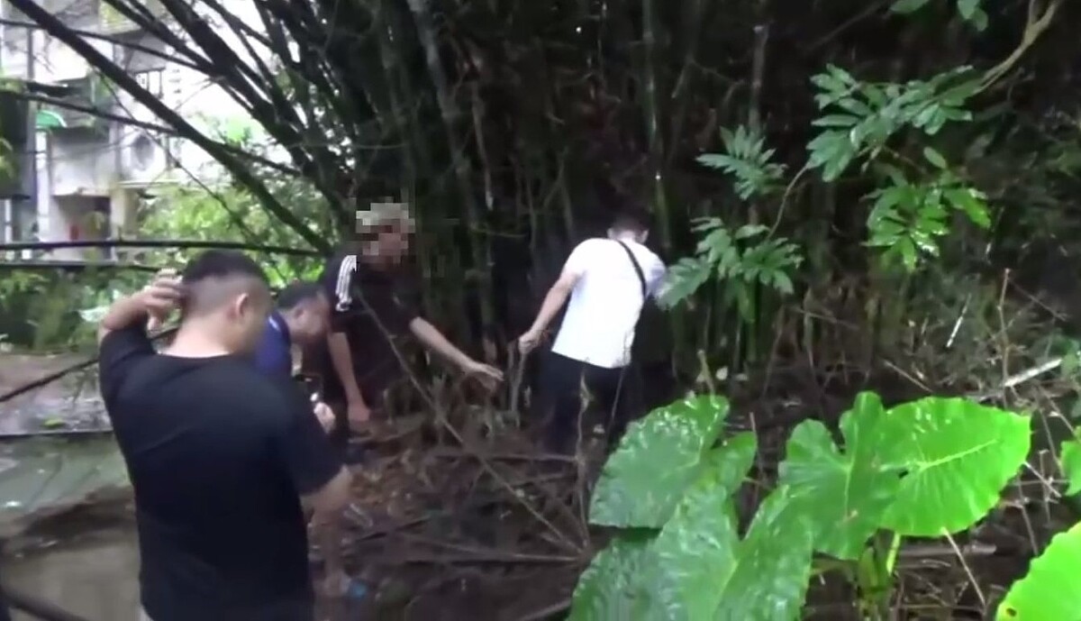 台中市31歲黃姓男子(右二)自稱7年前未婚生子,但男嬰僅6個月大即猝死,他把屍體裝在手提袋放在台中家裡長達5年,才帶到基隆山區掩埋,今年孩子屆齡未入學才曝光,警方24日找到遺骸。記者林昭彰/翻攝