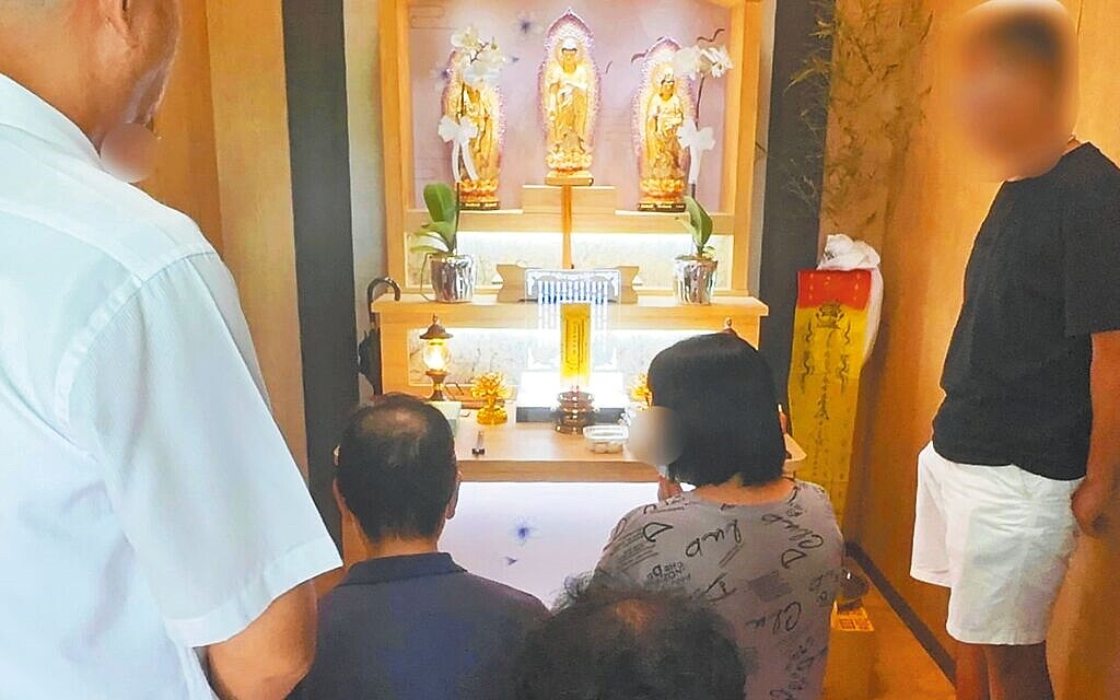 台中巨業客運65歲施姓司機22日晚間開著公車行經中區中山路,撞上2名女大生釀1死1傷。施男(左二)偕妻子24日上午前往林女靈堂上香,更向林女母親下跪致歉。圖/民眾提供