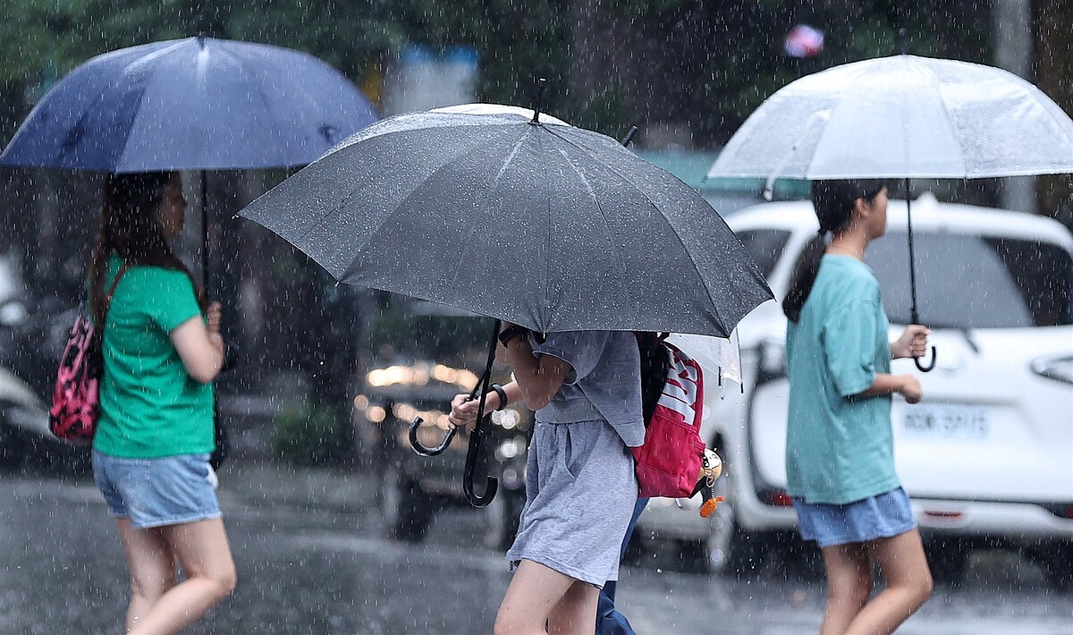 鋒面通過，中部以北、東半部地區及馬祖有局部短暫陣雨或雷雨。聯合報系資料照片