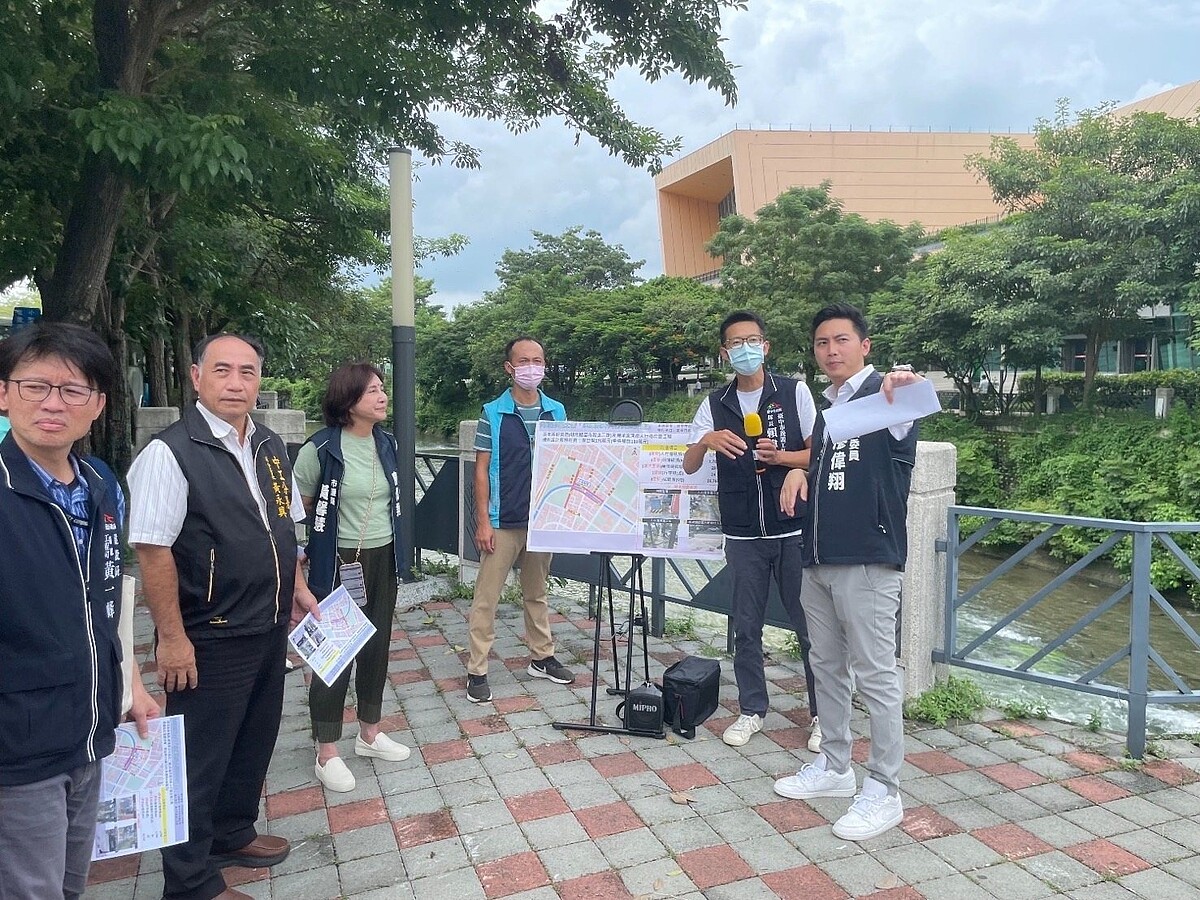 立委廖偉翔(右一)爭取中央經費,希望改善西屯4處人行道。圖/廖偉翔提供