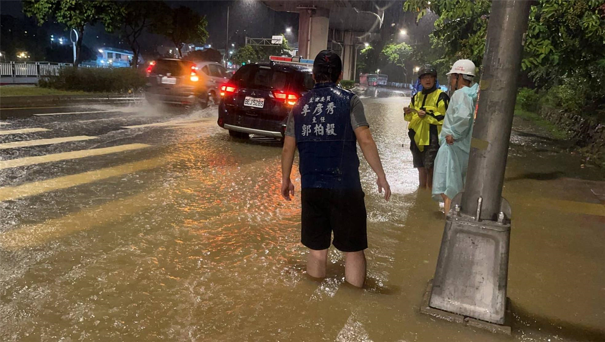 台北連日大雨，大湖隧道往大湖公園日前淹水，引發民眾不滿。圖／取自立委李彥秀臉書

