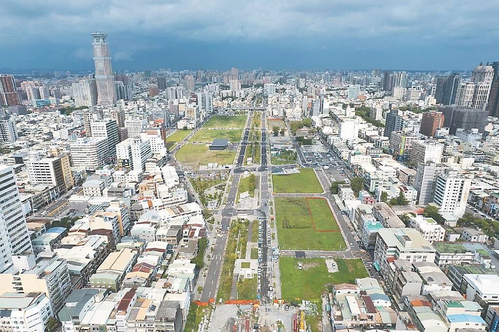 高雄火車站生活圈355.2坪「特商用地」（紅色範圍），永特得標價只比底價多出736元。圖／高雄地政局提供