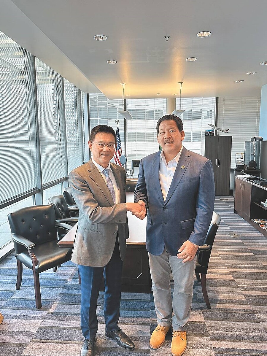 達麗建設同步布局台灣和美國西雅圖,西雅圖市長哈雷爾(Bruce Harrell)(右)向達麗董事長謝志長(左)介紹全市未來發展藍圖及展望,期許達麗未來再加碼投資。圖/業者提供