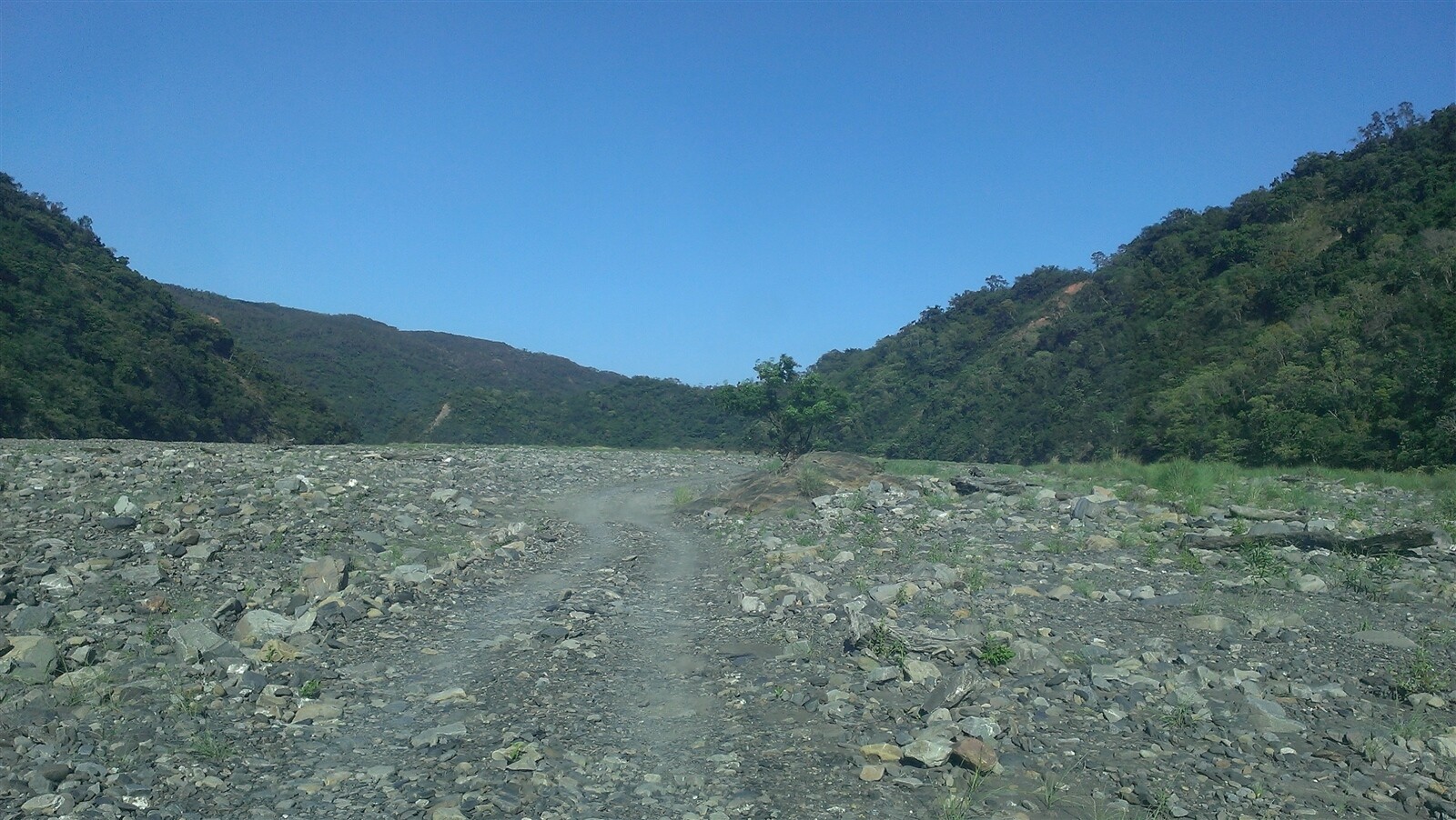 大武鄉加羅板部落至浸水營古道登山口路段需經過大武溪，但路況常因颱風、豪雨非常不佳，徒步恐花上半天時間，必須搭乘具4輪傳動的接駁車輛，才能順利抵達火車站或公路。記者尤聰光／攝影 