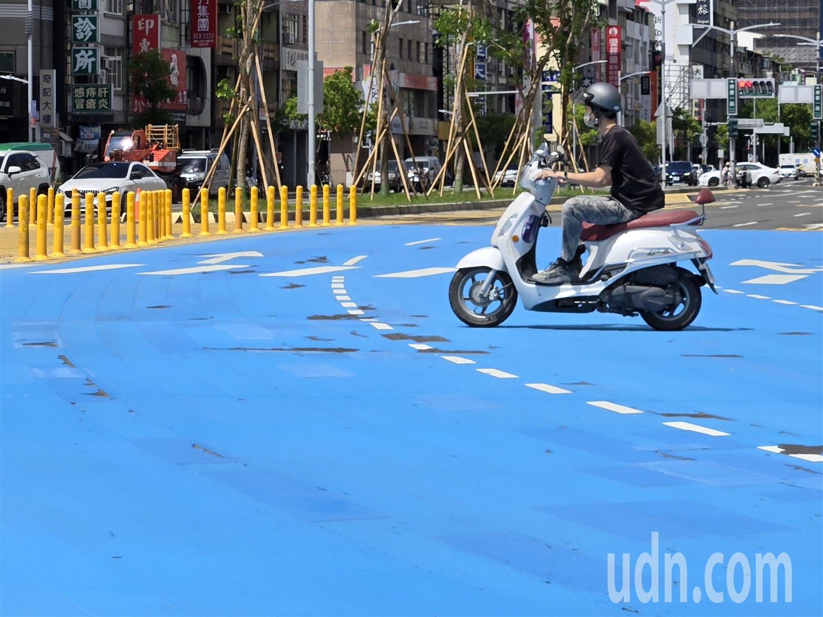 為了強化高雄車站周邊車道辨識度，站東路及站西路使用防滑係數較高的骨材標線並添加色料，近日站東路藍色鋪面出現多處破損，騎士反映雨天經過會膽戰心驚。記者王勇超／攝影 