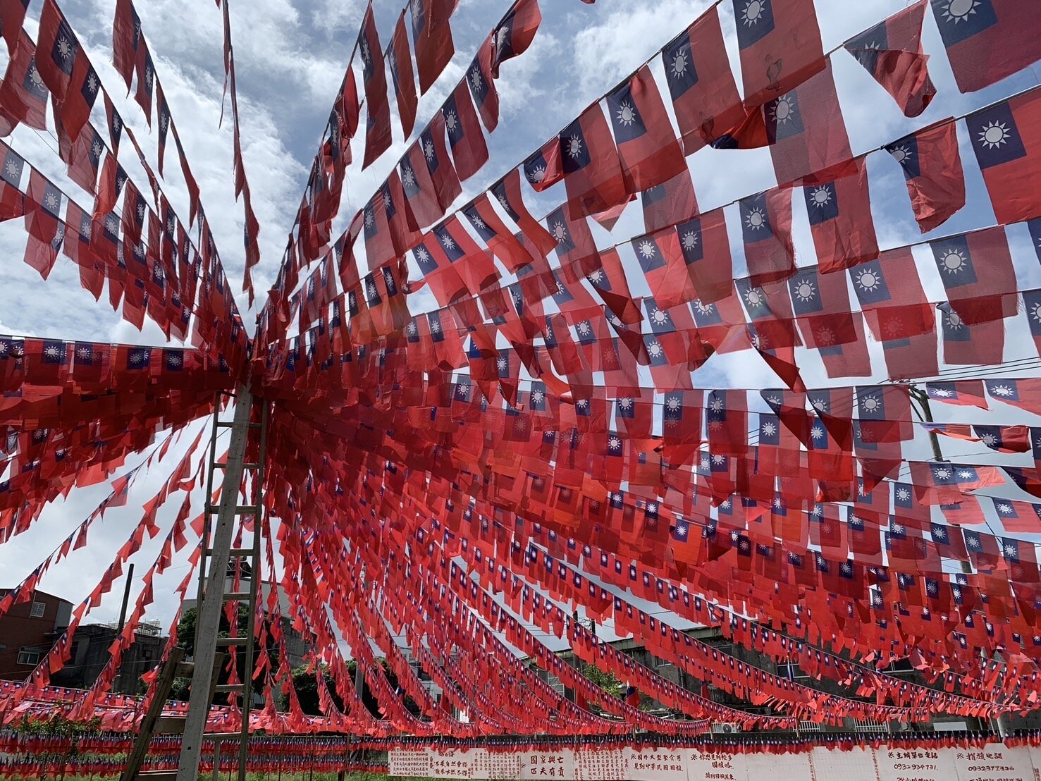 國旗屋老闆張老旺自費舉行國慶升旗典禮活動行之有年,今年邁入第30年。記者翁唯真/攝影