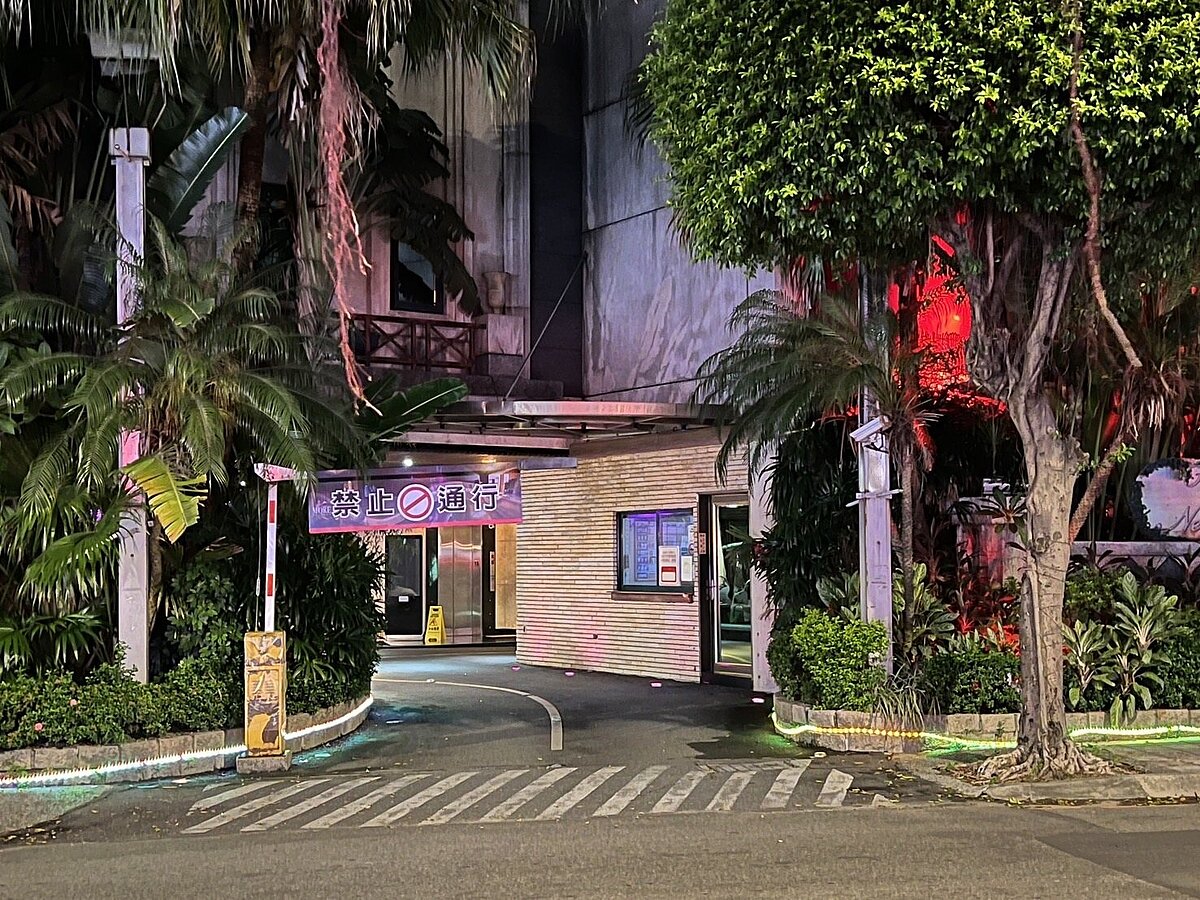 副總統蕭美琴永和住處樓下25日下午驚傳槍響,警開3槍圍捕逮謝姓竊嫌,不僅行竊多間蝦皮快取店還偷保二總隊新建工地電纜。圖/聯合報記者王長鼎