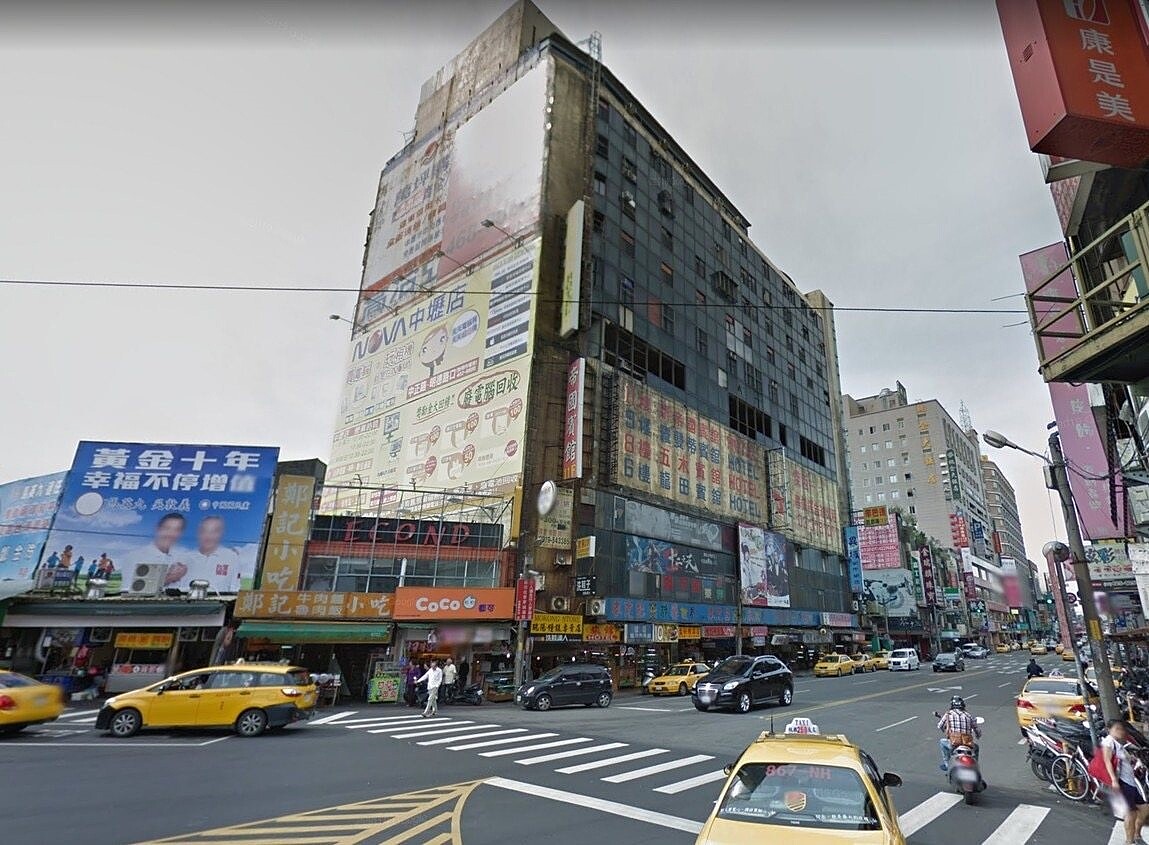 桃園市都更緩慢,市府拚進度,預計明年將社宅服務中心改制為住都中心。圖為中壢火車站前著名地標財神大樓。圖/桃園市都發局提供