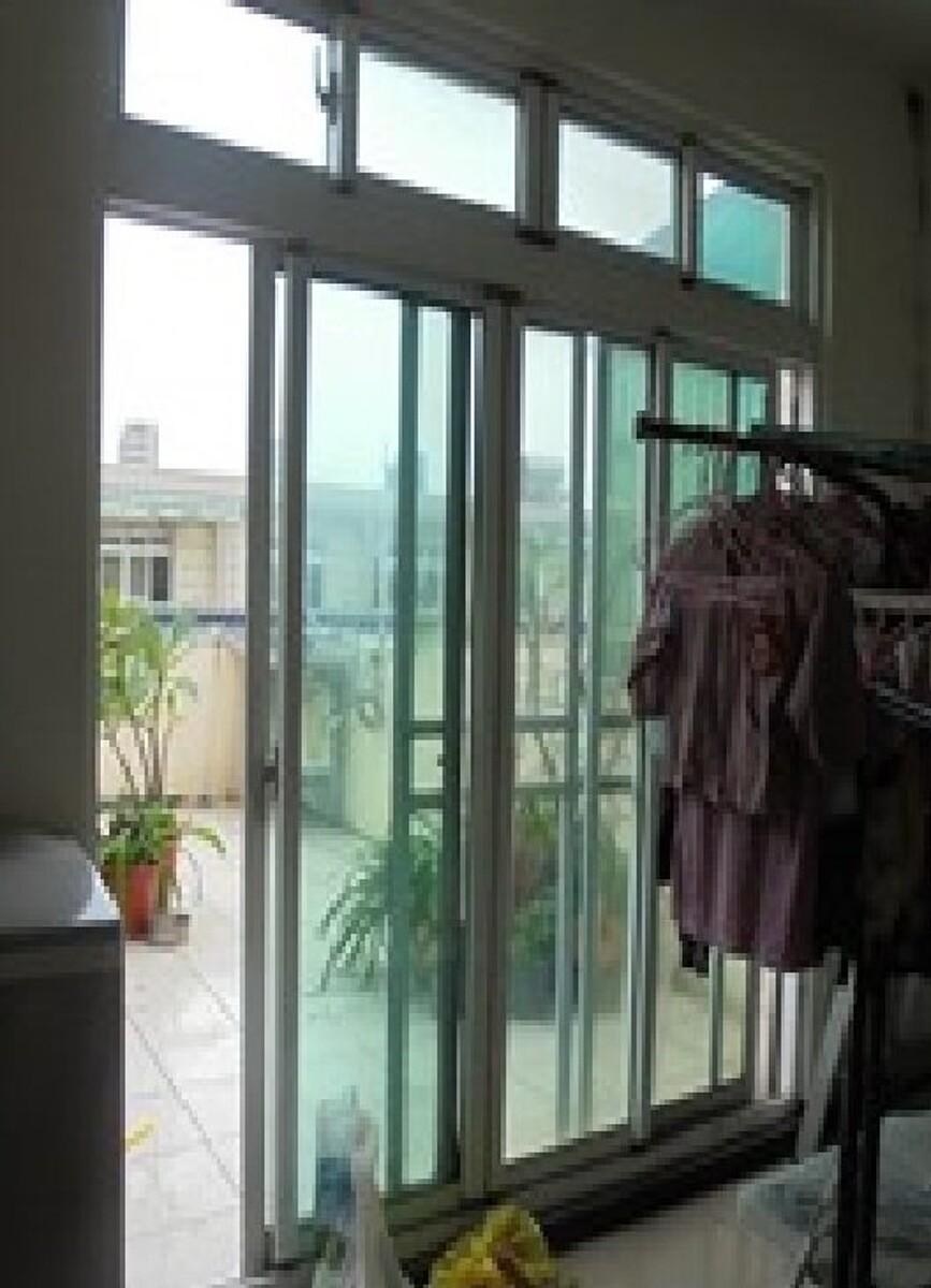 這間鄰近桃園區玉山公園的四樓透天厝，樓層總面積達92坪，土地及建物合併拍賣底價735萬元起，已是第三拍正是最好入手時機。圖／執行署桃園分署提供
