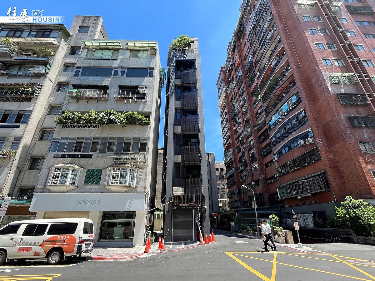 好窄!北市出現「紙片建案」基地20.8坪 創史上次小 北台灣迷你建案,台北市捷運信義安和站附近的新成屋案「沃和」,基地坪數為20.8坪,來到史上次小。圖/住展雜誌提供