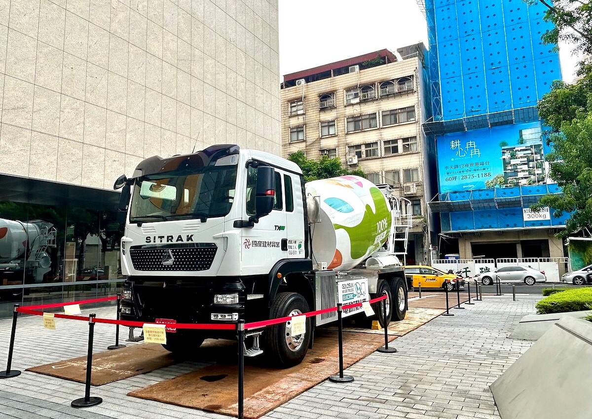 國產建材實業引進全台第一輛電動混凝土車，為24噸純電預拌車。圖／好房網News記者蔡佩蓉攝影