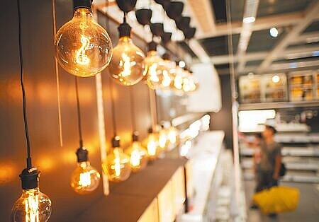 
今年4月電價才漲11％，10月再漲，趙少康表示，難怪物價漲不停；圖為民眾預期電費恐再調漲，前往賣場購買節能燈泡、家電。（郭吉銓攝）
