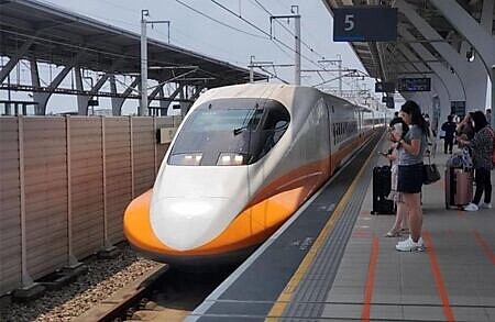 台鐵、高鐵票價齊聲喊漲,交通部長陳世凱26日首度於立法院表態,高鐵是民營上市公司,尊重高鐵公司的治理和討論。圖∕本報資料照片