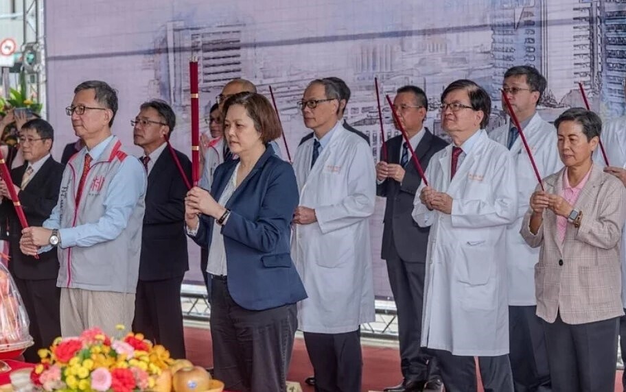 長庚董事長王瑞慧(前排右)、王明鉅(前排左)與長庚主管等人祈求新醫療大樓開工順利平安。圖/林口長庚提供