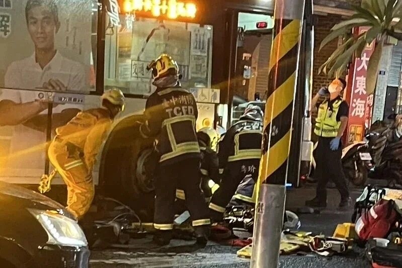 巨業客運施姓司機日前開公車在台中市撞死走斑馬線的女大學生，他今天被爆出13年前也曾開公車撞死人，巨業今天表示，公司2年前曾換過負責人員，13年前資料未掌握，後來向施員查證，施姓司機坦承有此事，查詢判決書資料也證實有此案，公司並非刻意隱瞞。