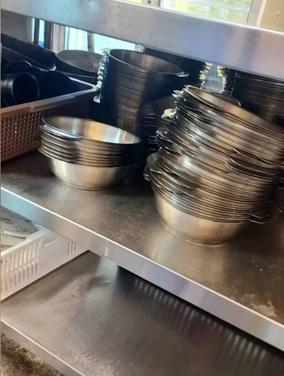 台南某連鎖火鍋店遭爆料環境髒亂，蟑螂出沒，南市環保局查核，未見環境髒亂情形。圖／南市衛生局提供
