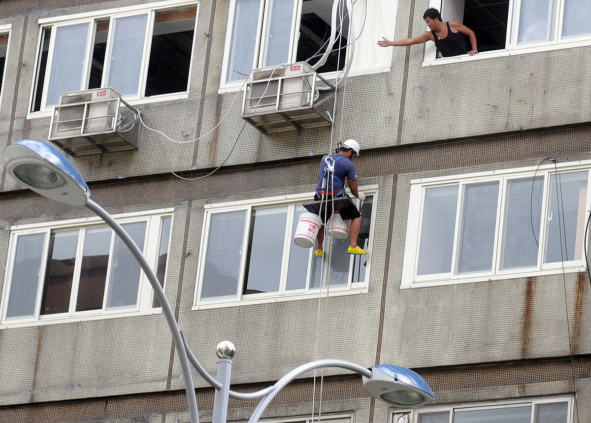 一名中國大陸老婦持刀想割斷高空作業員的安全繩。示意圖，非當事人。聯合報系資料照／記者盧振昇攝影