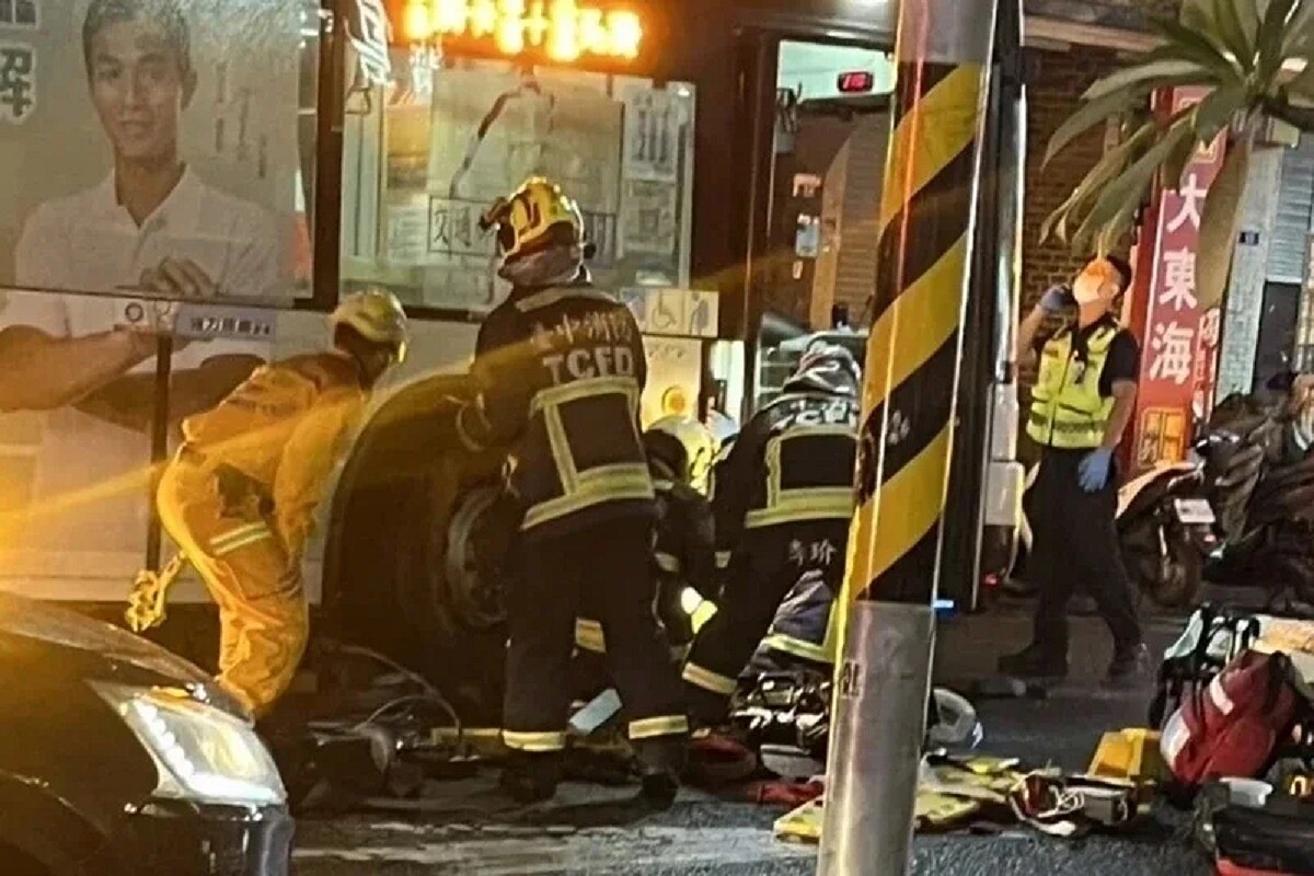 台中巨業客運305路公車22日交通事故，導致東海大學兩名女學生1死1傷。圖／民眾提供