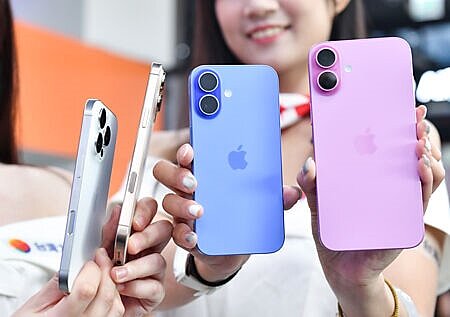 
iPhone16新機備貨潮帶動市場熱度，8月景氣燈號亮出今年第二顆紅燈。圖∕本報資料照片
