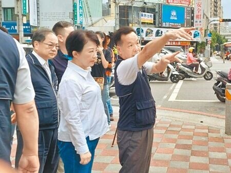 
台中市長盧秀燕（前中）27日上午特地到北屯中清文心路口視察「公車大執法」執法情況。（潘虹恩攝）
