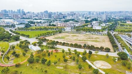 
台中國際會展中心二期展館尚未興建，台中市議員李中說，二期展館規畫建築浪費容積約1萬7000坪，價值約85億元。（林欣儀攝）
