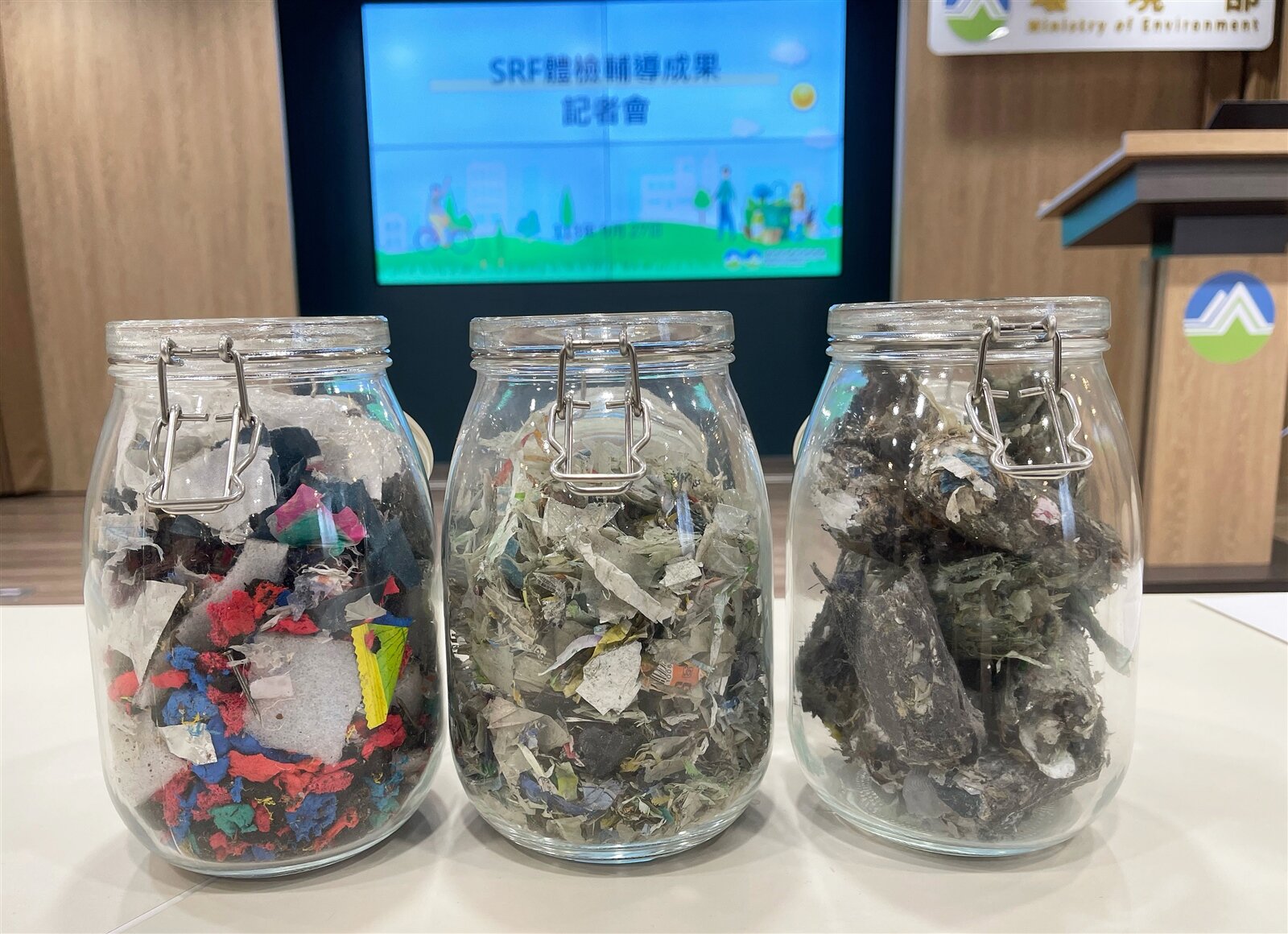環境部昨公布廢棄物原料（左起）到純化去除雜質的半成品，再經均質化造粒完成的固體再生燃料SRF產品樣態。記者潘俊宏／攝影 