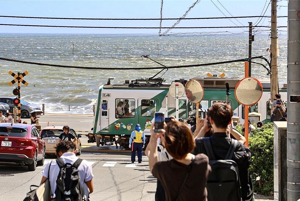 江之電鐵已有「高雄輕軌」、「Baby Star」彩繪列車上線,已在日本颳起風潮,成當地鐵道迷捕捉目標。圖/高捷公司提供