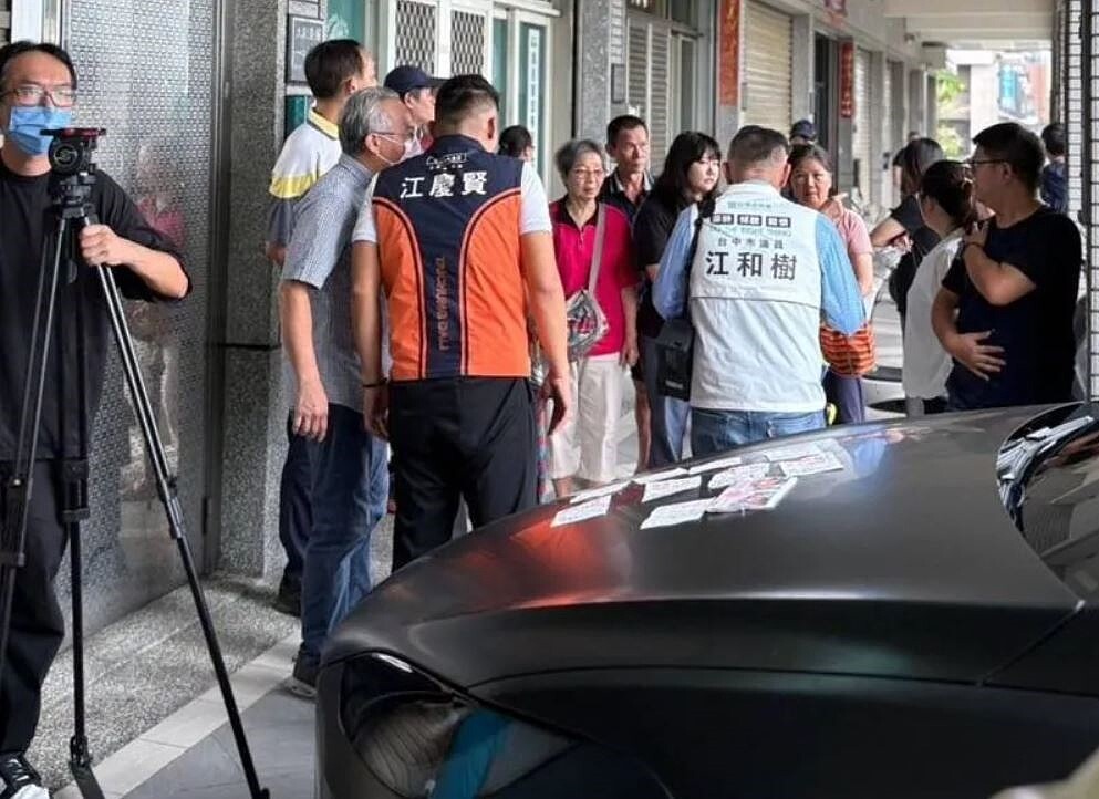 台中市大里區甲堤南路居民因住家門口違停遭開罰單,甚至1天收到5張,群情激憤拿罰單抗議。圖/市議員江和樹提供