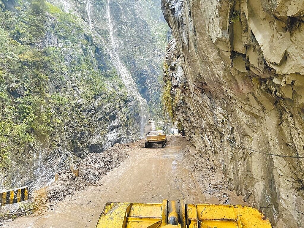 台八線中橫天祥東端九曲洞西洞口路段至燕子口周邊道路受損嚴重，仍呼籲遊客勿逗留。圖／太管處提供