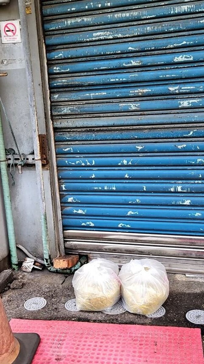 高雄岡山區一家滷味店門口2包酸菜放地上,引發食安疑慮。圖/取自爆料公社