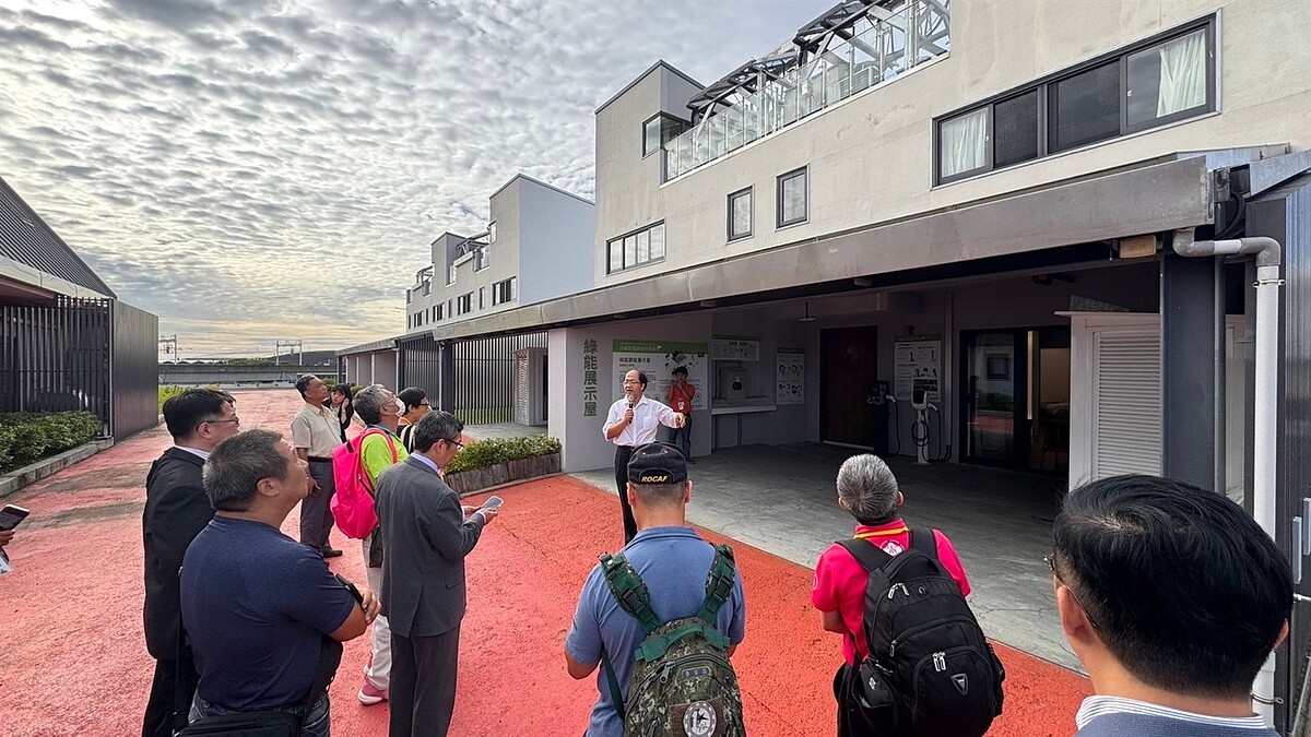 主辦單位帶領學員參觀沙崙綠能科技示範場域的綠能展示屋。圖/台灣智慧淨零建築產業聯盟提供