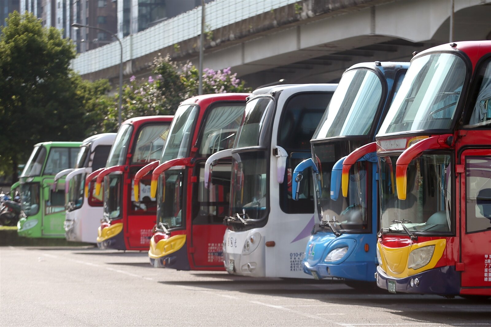 交通部公路局規畫半年內有3次以上嚴重違規的高風險遊覽車駕駛回訓機制。示意圖。本報資料照片
