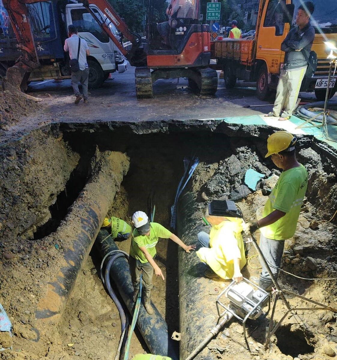 基隆市安樂區基金三路、武聖街口的自來水公司大口徑幹管，27日凌晨6時爆大管，水公司緊急搶修。圖／內寮里長嚴福神提供