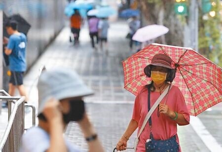 
時序入秋，時不時下雨，冷熱交替之下，不少民眾出現過敏症狀。（本報資料照片）
