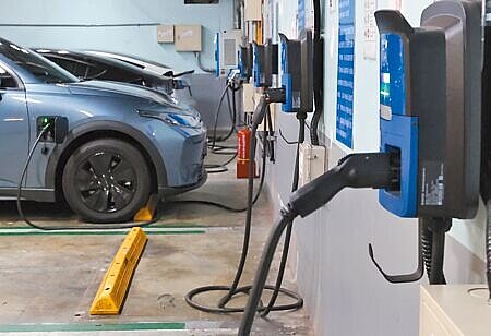 公寓大廈加裝充電樁修法未列入立院本會期優先法案,內政部也未提出相關配套策略、積極推動,影響民眾換開電動車意願。(本報資料照片)