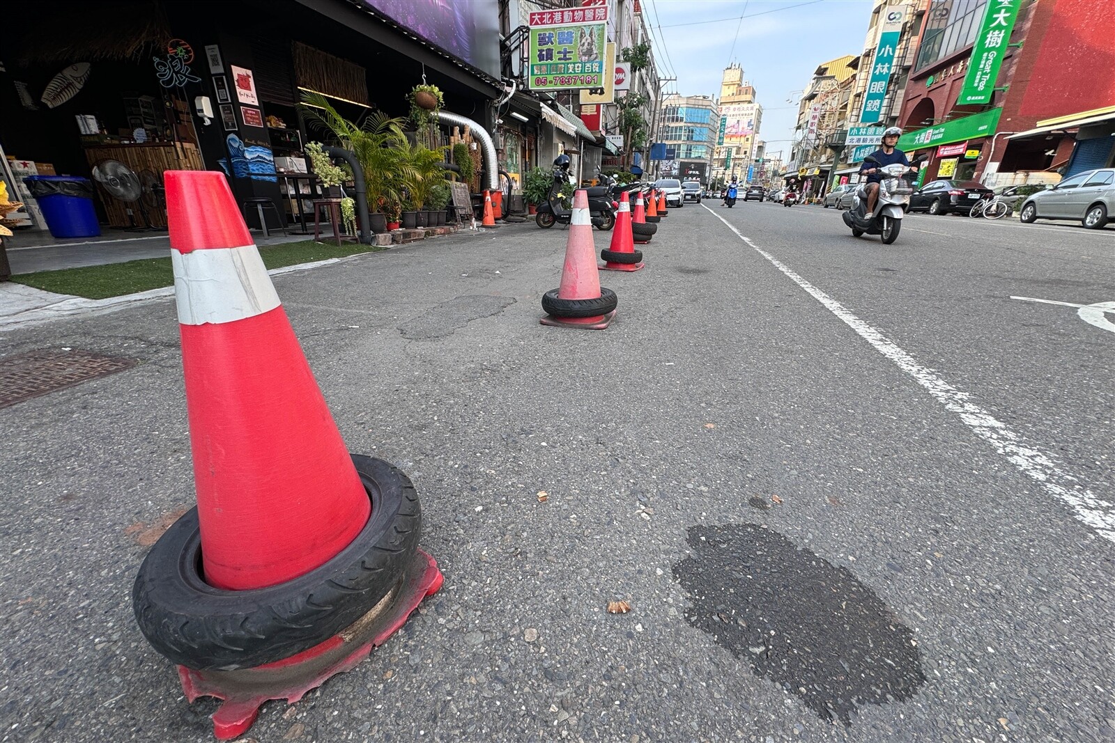 國家衛生研究院在雲林縣北港鎮監測發現埃及斑蚊的完整族群，專家確認斑蚊已跨越北回歸線到雲林立足，北港鎮公所認為當地家戶用會積水的廢輪胎壓三角錐擋外來停車，是病媒蚊繁殖的溫床。記者黃仲裕／攝影 