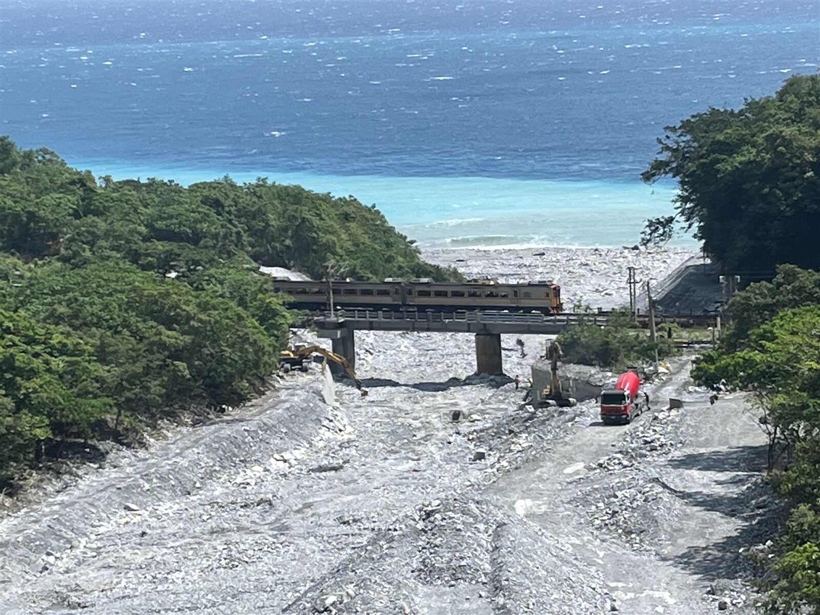 7月凱米颱風帶來大雨，台鐵北迴線小清水溪橋西正線被沖毀，目前靠東正線單線雙向運轉。記者王燕華／攝影 