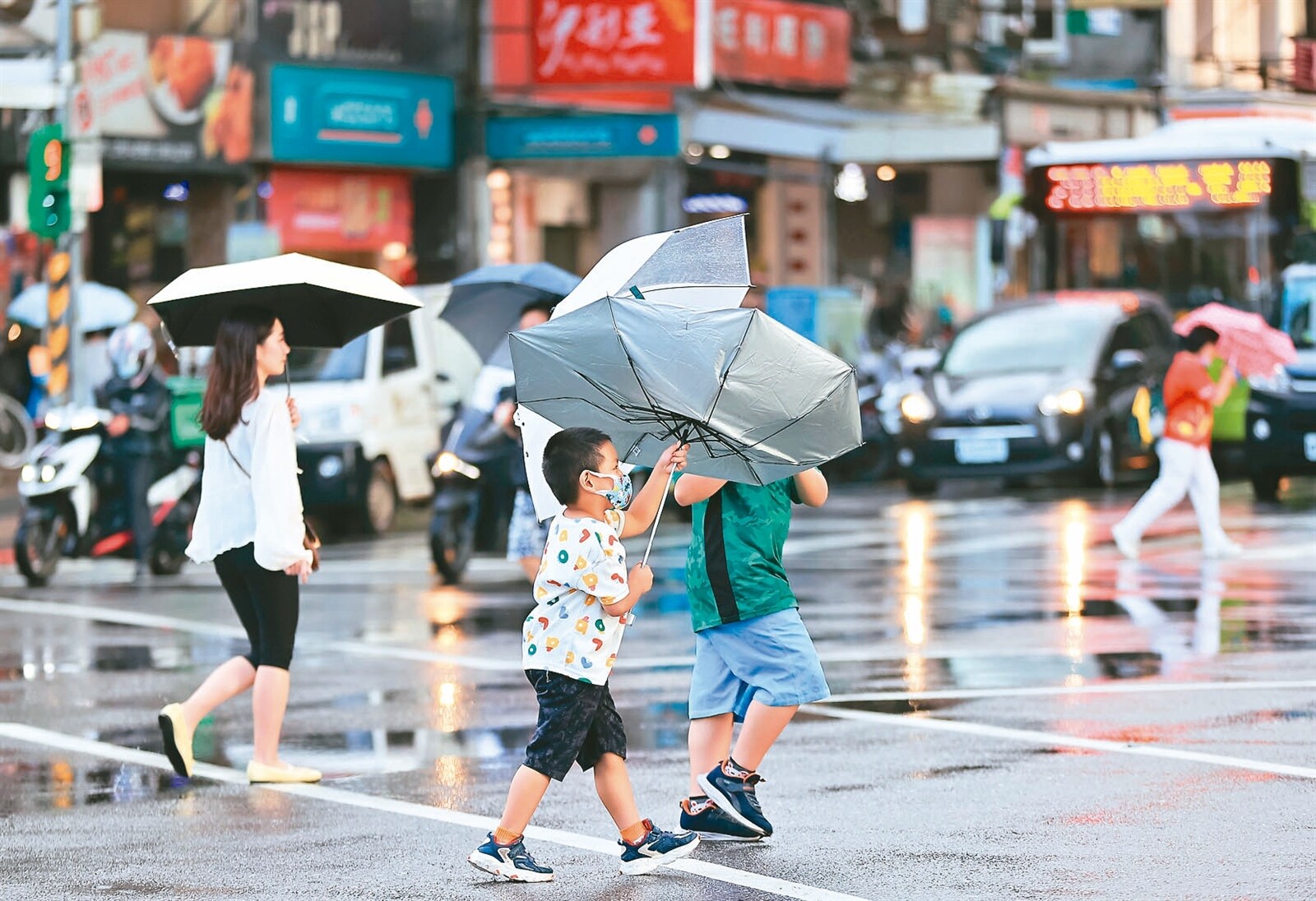 今年第十八號颱風「山陀兒」昨生成，台北市受外圍環流影響，天氣忽晴忽雨，瞬間強風也讓路上行人雨傘開花。記者余承翰／攝影 