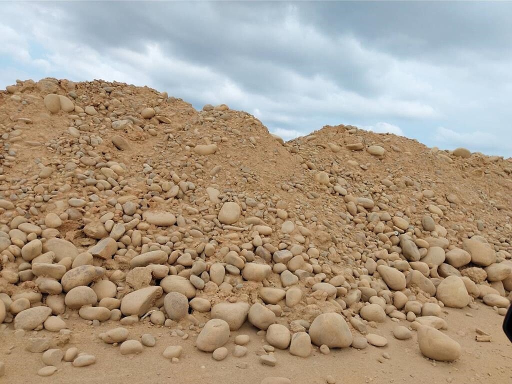 桃園航空城是台灣史上最大的土地徵收案,總開發面積約4564公頃,近日有民眾發現自己被分配到的安置戶街廓土地,疑似遭營造商回填少量礫石的土方,擔心日後建造房子恐有安全疑慮、經濟成本增加。圖/民眾提供