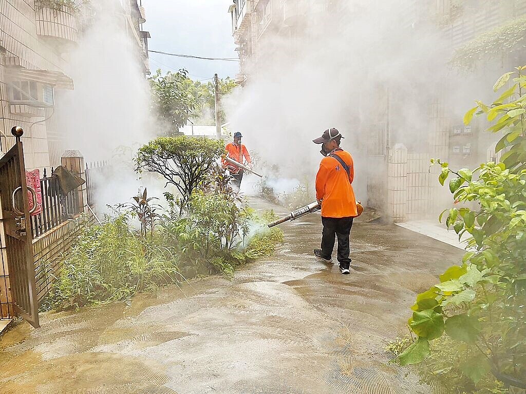 新北市28日宣布新增14例本土登革熱病例，大幅度全面清消，防堵登革熱疫情。圖／新北市衛生局提供
