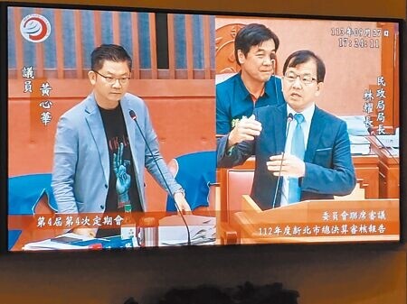 
新北議員黃心華（左）質疑整併里條件過於籠統易造成爭議，要求民政局把標準說清楚。民政局長林耀長（右）回應，目前擬針對三重、瑞芳區併里，林口、淡水區則擬增里，1032里將調整為1028里。（陳慰慈攝）
