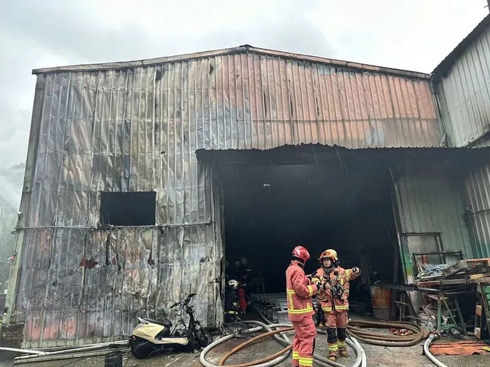 新北市新店區建業路下午一間鐵工廠冒出火煙，新北市消防局出動39車84人前往搶救。記者王長鼎／翻攝
