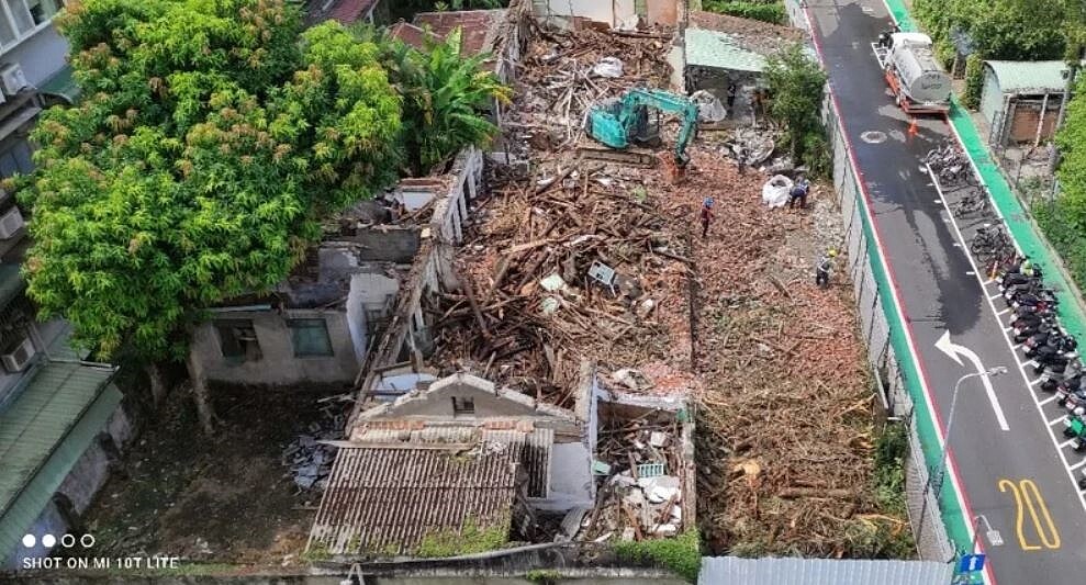 台大日前拆除溫州街52巷台灣史知名學者曹永和故居，由於該故居是雙併，同個木結構屋簷下另邊（圖前方）仍住著台大教授遺孀，引發安全爭議。圖／台灣故鄉文史協會提供
