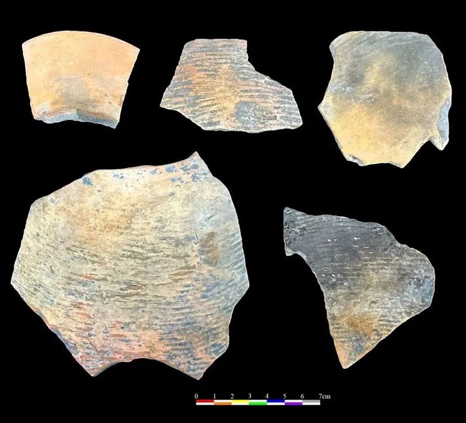 番仔交庄遺址施工中監看採集的橙色夾砂陶片。 圖/ 言古文化考古團隊提供
