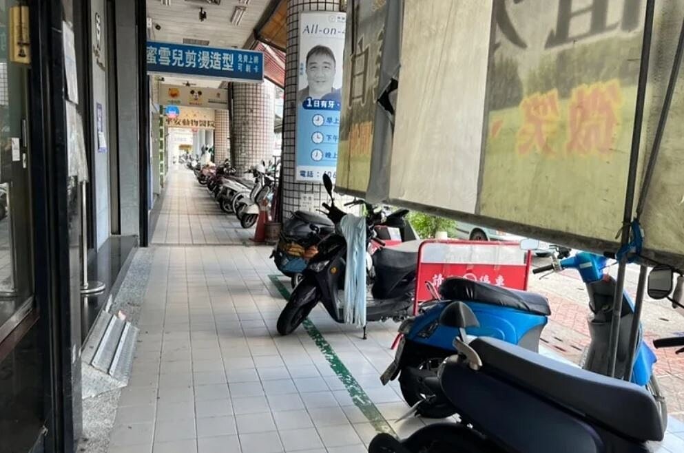 台南市2016年協調騎樓若畫有1.5公尺綠線，且不妨害行人通行者，暫不取締，但永康區中華路住戶屢被開罰單，民怨炸鍋。圖／市議員朱正軒提供
