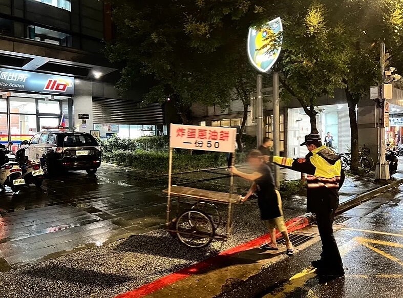 萬華警方對違規擺攤的攤車扣攤。圖/記者翁至成翻攝