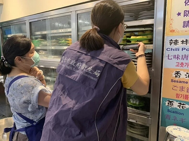 台北市中山區知名火鍋店遭網友爆料,日前拿取餐點時,發現冰箱層架上疑清潔不佳,一整排蛆在蠕動,衛生局前往稽查列出7項缺失,要求店家限期改善。圖/北市衛生局提供
