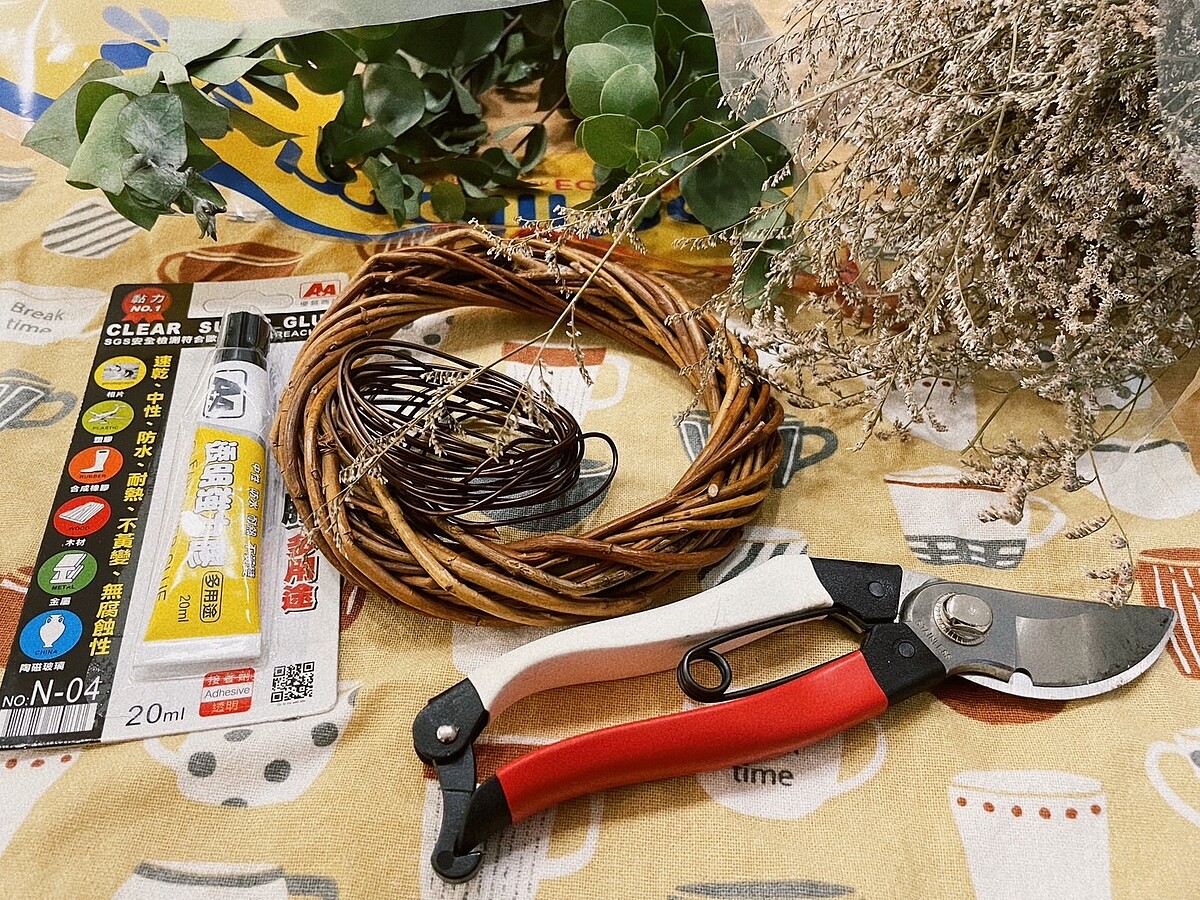 秋季到居家換季 簡易花環DIY 簡易花環所需材料,黏著劑、鐵絲、二次利用的花環底圈、剪定夾及植物素材。圖/新北市景觀處提供