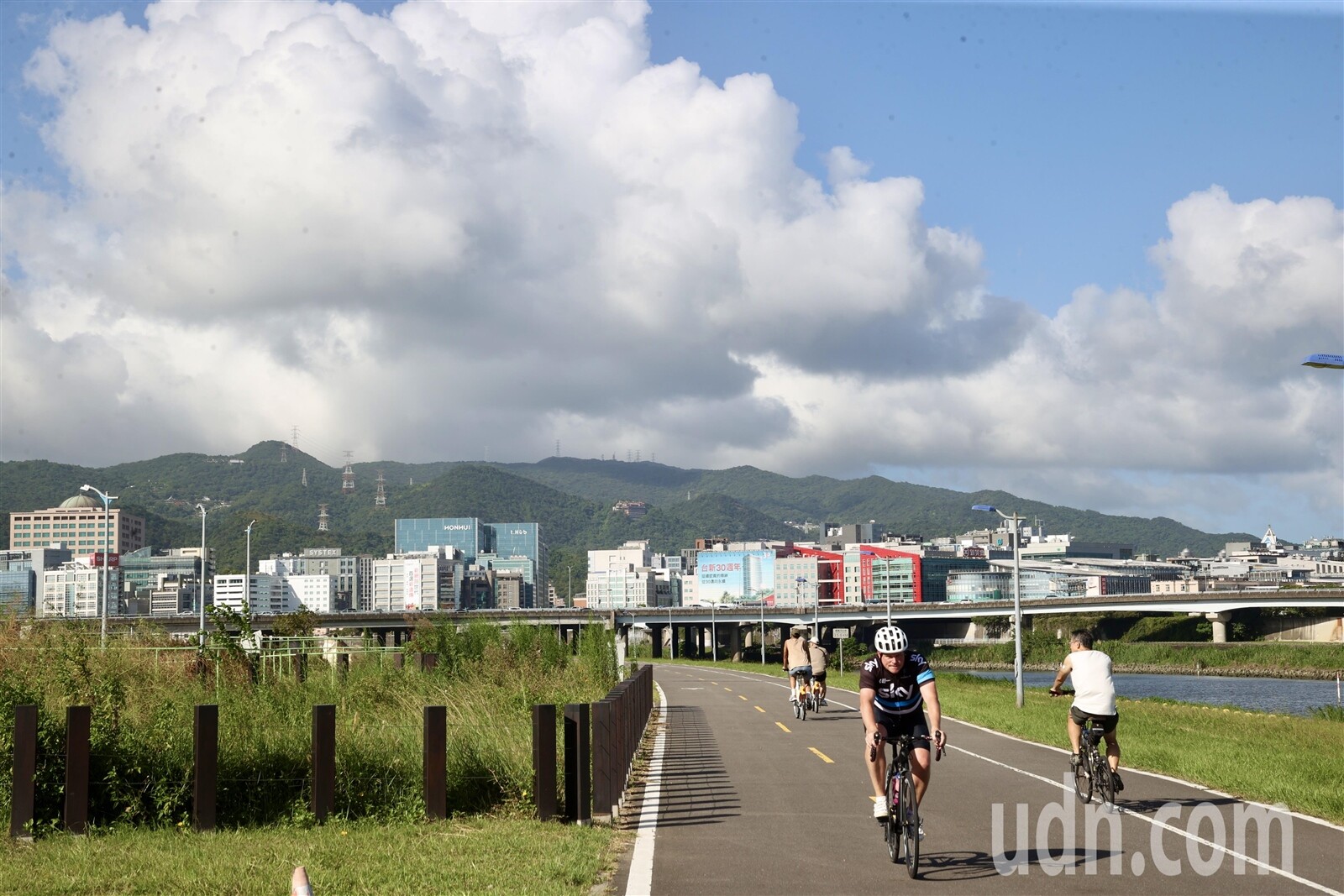 北市災防辦呼籲民眾，儘量避免前往山區及河濱活動，也避免在河濱地勢較低的淡水河台北橋周邊沿線、百齡左、右岸河濱公園等處停放車輛，以策安全。記者林俊良／攝影 